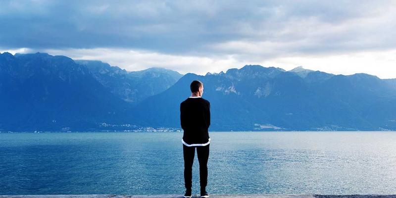 从宫廷织锦到高级时装：仙鹤纹样的千年蜕变与工业风艺术衍生品的当代启示