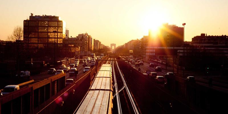 从鹤氅到工业风：仙鹤符号如何跨越千年，在当代时尚中重构身份表达